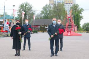 В Брянске градоначальники в масках отметили День Победы