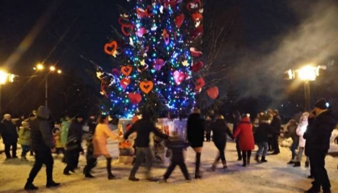 В новогоднюю ночь в Брянске организуют гуляния на 15 городских елках