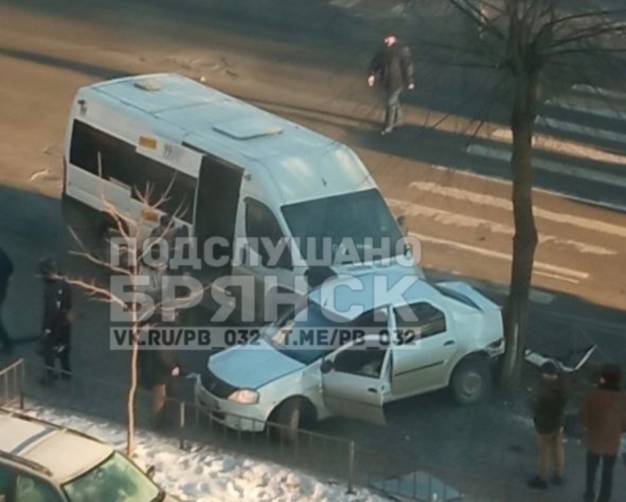 В Брянске произошло серьёзное ДТП с маршруткой №99 и легковушкой