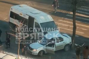 В Брянске произошло серьёзное ДТП с маршруткой №99 и легковушкой