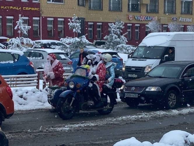 По Брянску на мотоцикле колесили два Деда Мороза и Снегурочка