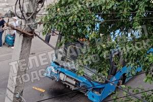 В Брянске синий автобус попал в серьёзное ДТП