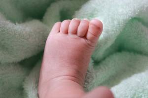 В Почепском районе 24-летняя мать при кормлении сломала ногу новорожденному сыну