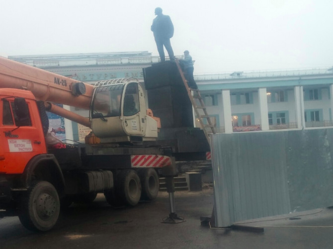 В Брянске возле ДК БМЗ ремонтируют памятник Ленину