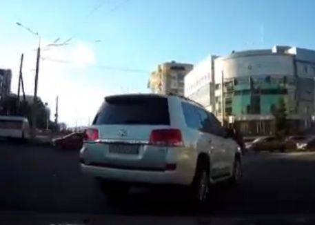 В Брянске водителя Land Cruiser с блатным номером 003 уличили в автохамстве
