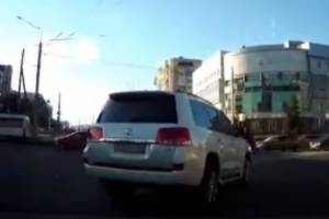 В Брянске водителя Land Cruiser с блатным номером 003 уличили в автохамстве