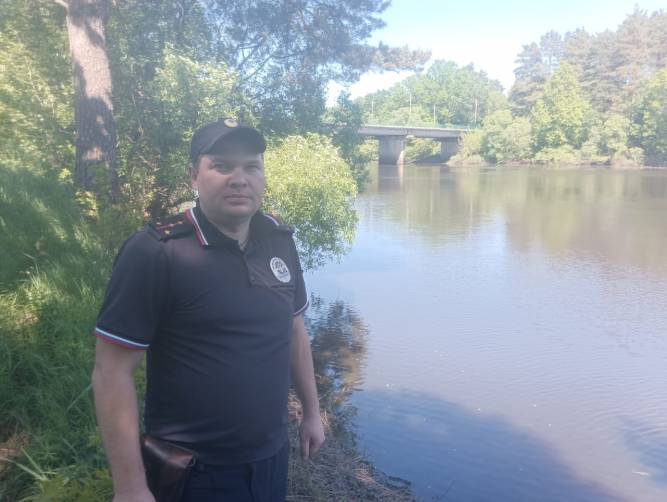 В Брянской области полицейский спас тонувшую в реке девочку