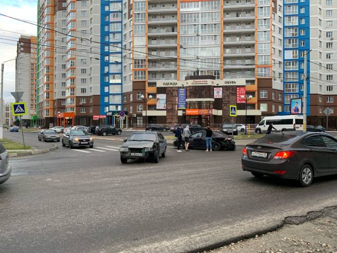 В Брянске на пересечении Горбатова и Рекункова разбились две легковушки
