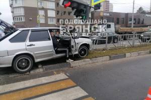 В Брянске на проспекте Московском легковушка снесла светофор и протаранила ограждение