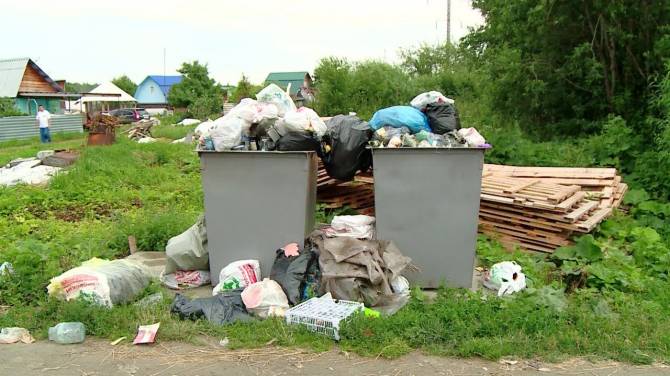 С жителей брянского села брали деньги за мифический вывоз мусора