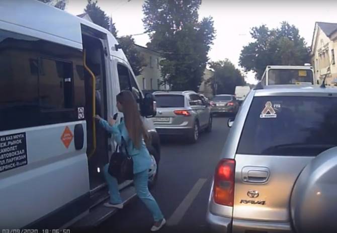 В Брянске водитель маршрутки №47 рискнул безопасностью пассажирки