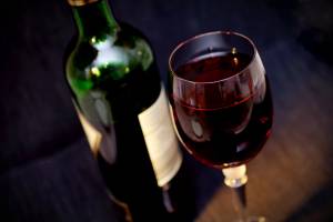 В Брянске работницу магазина оштрафовали за продажу вина подростку 