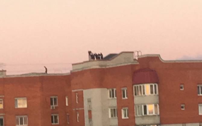 В Брянске молодёжь устроила шумные гулянки на крыше многоэтажки