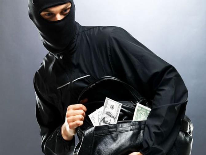 В Брянске грабители в масках похитили 5 млн рублей из частного дома