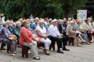 В Брянске в парке Толстого прошел праздник для пенсионеров 