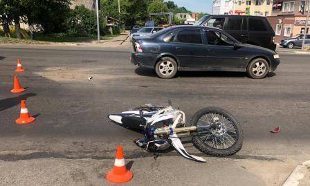 В Брянске в ДТП на Красноармейской байкер влетел в легковушку и сломал ногу