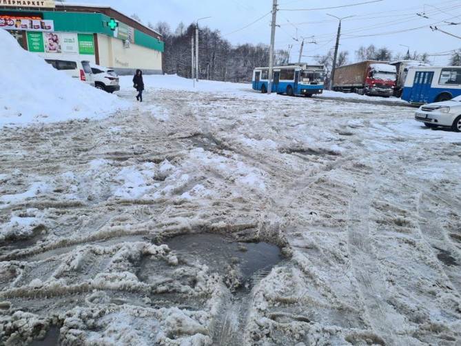 Брянцы пожаловались на заваленные снегом дороги в 10-м микрорайоне