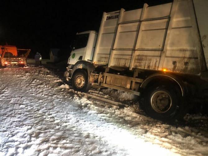 В  Севском районе мусоровоз на 15 часов оказался в снежном капкане