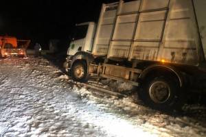 В  Севском районе мусоровоз на 15 часов оказался в снежном капкане
