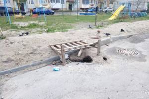 В Брянске рядом с детской площадкой провалился асфальт над новой ливневкой