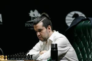 Брянский гроссмейстер Непомнящий выиграл и ушел в отрыв на турнире претендентов