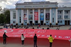 В Брянске на площади перед ДК БМЗ развернули огромное Знамя Победы