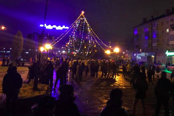 Новогодняя елка в Круглом сквере Брянска собрала 3000 человек