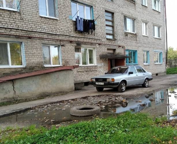 В Новозыбкове автохам заставил жильцов общежития шагать в лужу