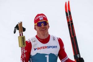 Брянский лыжник Большунов выиграл марафон в Югре