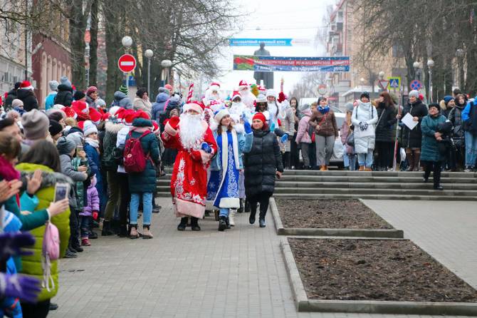 В Брянске 16 Дедов Морозов открыли главную городскую елку