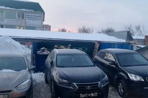 В Брянске на улице Фокина автохамы заблокировали подъезд к контейнерной площадке