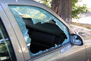 В Клинцах малолетки обстреляли камнями машины у автомойки