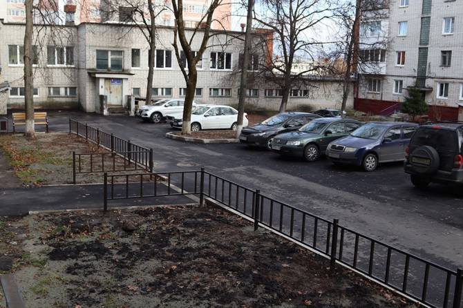 В центре Брянска неаккуратно отремонтировали двор у многоэтажек