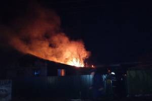 В Навле ночью сгорел жилой дом