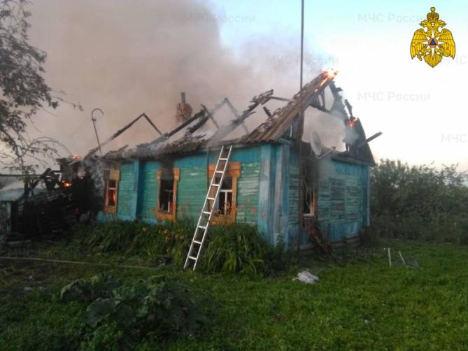 В Комаричском районе горящий дом тушили четыре часа