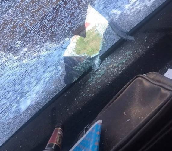 В Брянске дебоширы выбросили в окно бутылку и разбили легковушку