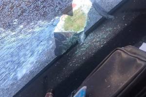 В Брянске дебоширы выбросили в окно бутылку и разбили легковушку