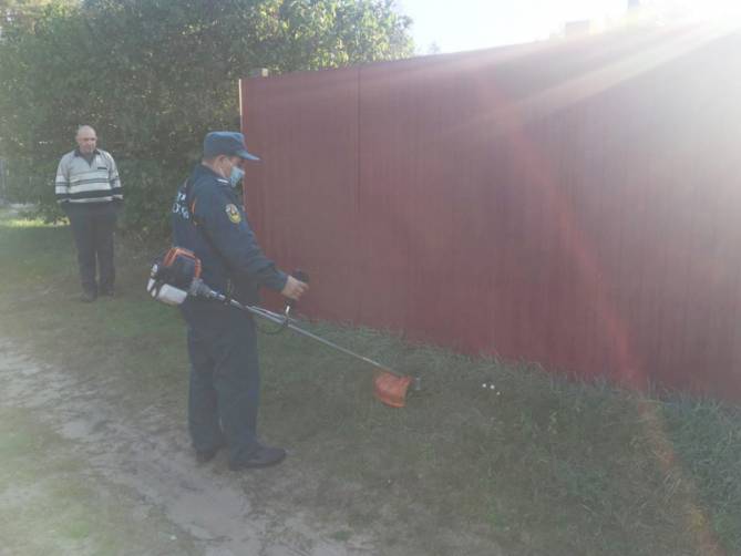 В Жирятинском районе спасатели очистили от сухой травы дворы ветеранов