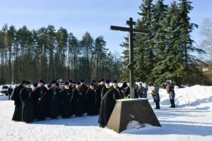 В Брянске у памятника воинам-водителям почтили память погибших солдат
