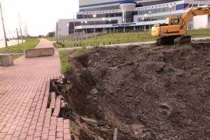 В Брянске в гигантскую яму возле Дворца единоборств обрушился тротуар