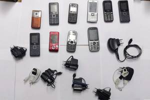 Брянец попытался перебросить в колонию 9 мобильных телефонов