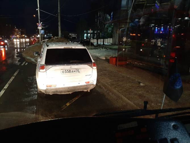 В Брянске нарушителя правил парковки сдал водитель автобуса
