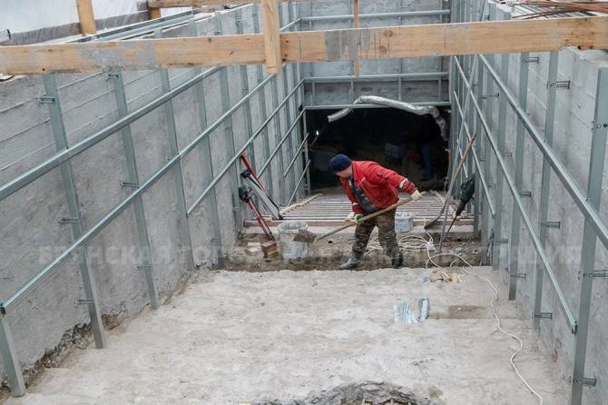 В Брянске на ремонте подземного перехода потребовались дополнительные рабочие руки