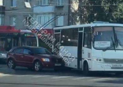 В Брянске на перекрестке легковушка въехала в автобус