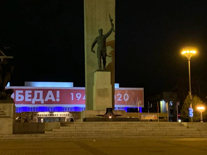 В Брянске закрасили скандальное граффити на памятнике партизанам