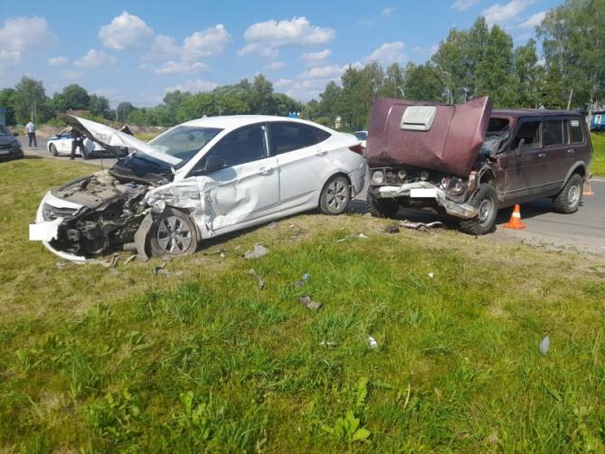 В Карачеве начинающий водитель «ВАЗ» врезался в иномарку и сломал челюсть 9-летней девочке