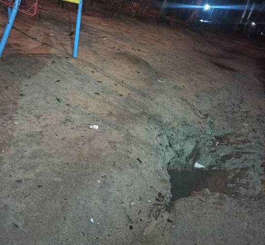 В Брянске на детской площадке по Димитрова появился опасный провал