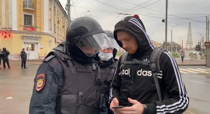 В Брянске полиция просит молодежь показать переписку в телефонах