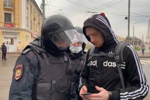 В Брянске полиция просит молодежь показать переписку в телефонах