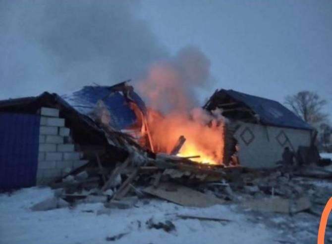 «Городской» публикует фото первых секунд после падения обломков дрона на дом в Брянском районе